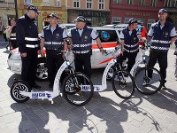 V Košiciach sa policajti „kolobežkujú“ počas služby