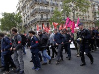 Na prostestoch v Paríži musela zasahovať aj polícia