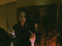 Kristína Činčurová sa v klipe objavila s cigaretou - podľa niektorých ide o drogy. 
