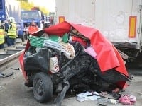 Zničené auto, v ktorom zahynula matka a tri deti.
