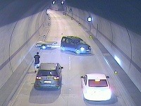 Polícia žiada o pomoc pri pátraní po svedkoch dopravnej nehody v tuneli Sitina. Polícia žiada o pomoc pri pátraní po svedkoch dopravnej nehody v tuneli Sitina.