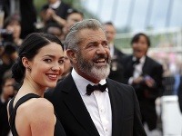 Mel Gibson sa na filmovom festivale pýšil mladučkou milenkou. 