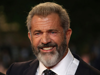 Z Mela Gibsona je bradatý a šedivý šesťdesiatnik. 