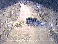 Polícia žiada o pomoc pri pátraní po svedkoch dopravnej nehody v tuneli Sitina. Polícia žiada o pomoc pri pátraní po svedkoch dopravnej nehody v tuneli Sitina.