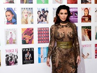 Kim Kardashian pôsobila dojmom, akoby mala čipku na holom tele. 