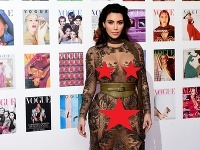 Kim Kardashian opäť pôsobila dojmom, akoby pod šatami nemala bielizeň. 
