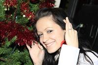 Dominika Mirgová pri vianočnom stromčeku. 