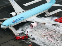 Na letisku v Tokiu horelo lietadlo