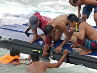V blízkosti ostrova Koh Samui v Thajsku sa prevrátil čln s 32 turistami, najmenej traja zahynuli.