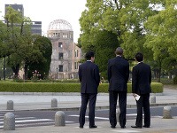 Barack Obama navštívil Hirošimu a stretol sa s japonským premiérom Šinzóom Abem.