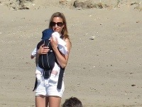 Hugh Grant si užíva dovolenku v spoločnosti matky svojich dvoch detí. Na pláži prekvapil pupkom a ovísajúcimi prsiami.