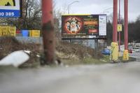 Miesto nehody a v pozadí bilboard.