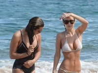 Lea Michele a jej sexi kamarátka boli hviezdami pláže. 