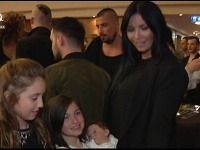 Patrícia Vitteková s dcérami na BMD a za nimi stojí jej nový priateľ.