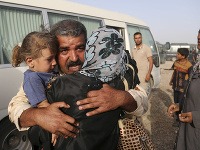 Títo mali šťastie. Priviezli ich do irackého vojenského tábora potom, ako sa im z Fallúdže podarilo dostať.