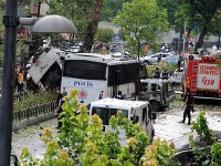 Tureckom otriasol dnes bombový útok na policajné vozidlo prevážajúce poriadkové sily v meste Istanbul.