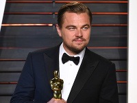 Leonardo DiCaprio vyzerá v obleku a s Oscarom v ruke fantasticky. 