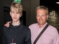 Martin Nikodým spolu so svojím 15-ročným synom Adamom, ktorý ho čochvíľa už prerastie.