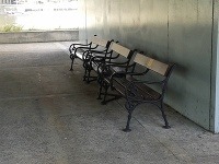 Opustené lavičky pod Mostom SNP