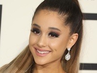 Čo stojí za krásou speváčky Ariany Grande?