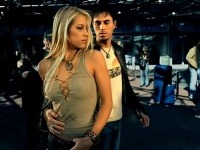 Anna Kurnikovová a Enrique Iglesias stvárnili v roku 2001 zaľúbencov v klipe. Ich láska stále pretrváva.