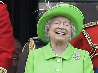 Kráľovná Alžbeta II. sa na oslave narodenín zabávala. Výberom outfitu pobavila verejnosť. 