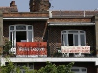 Balkóny ozdobené transparentmi dvoch rozdielnych názorov na brexit