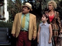 Mara Wilson ako Matilda s filmovými rodičmi.  