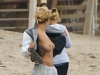 Paparazzom predviedla Rita Ora svoje prsia v plnej kráse. 