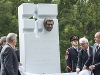 Pri Bráne slobody v Devíne pribudol pomník Antona Srholca Pri Bráne slobody v Devíne pribudol pomník Antona Srholca