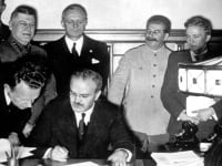 Stalin, Ribbentrop a Molotov podpisujú Pakt o neútočení