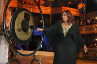 Americká speváčka Gloria Gaynor otvorila slávnostným úderom na gong tohtoročnú plesovú sezónu.
