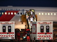 Vládny špeciál priviezol 23 dovolenkárov z havarovaného autobusu v Srbsku.
