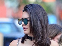 Kendall Jenner má prsník ozdobený pírsingom. 