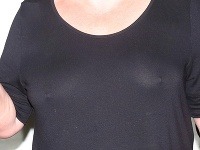 Gábina Osvaldová sa v spoločnosti objavila v čiernom tričku. Pod nim však nemala žiadnu podprsenku, dokonalo jej tak presvitali jej holé prsia. 
