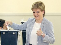 Škótska predsedníčka vlády Nicola Sturgeonová vhadzuje svoj hlas v historickom referende o členstve Británie v Európskej únii v Glasgowe vo štvrtok 23. júna 2016. 