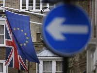 Na fotografii sú vlajky Európskej únie a vlajka Británie na budove Európskeho domu v Londýne.