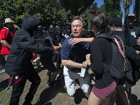 Masová potýčka, ktorá sa strhla v nedeľu medzi stúpencami krajnej pravice a antifašistickými demonštrantami v Kalifornii
