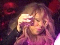 Mariah Carey sa počas večera dobre zabávala. S pohárikom v ruke pôsobila, že má už čo-to aj vypité.
