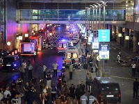 Na letisko dorazilo množstvo záchraniek a policajtov.