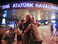 Výbuch na letisku v Istanbule si vyžiadal 40 mŕtvych a tri stovky zranených.