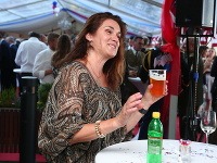 Nataša Nikitinová si dala na akcii pivo v plastovom pohári.