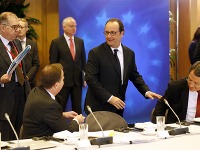 Francúzsky prezident Francois Hollande (v strede) počas rokovania za okrúhlym stolom na summite EÚ v Bruseli 29. júna 2016.