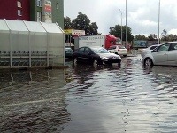 Zaplavené parkovisko obchodného domu Zemplín.