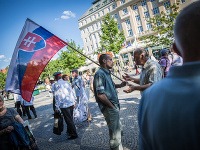 Účastníci protestného zhromaždenia proti cudzím základniam a vojskám NATO pri príležitosti summitu NATO vo Varšave. Protest organizuje Front ľavicovej mládeže a Slovensko-ruská spoločnosť na Hviezdoslavovom námestí. 