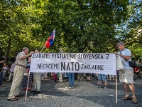 Účastníci protestného zhromaždenia proti cudzím základniam a vojskám NATO