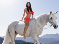 Emily Ratajkowski osedlala bieleho koňa nahá. 
