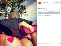 Michaela Gašparovičová zavesila na Instagram fotku, na ktorej je úplne hore bez. Jediné, čo prekrýva jej nahé prsia, je červené srdiečko. 