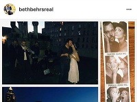 Beth Behrs sa so šťastnou novinou pochválila na sociálnej sieti Instagram.