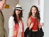 Catherine Zeta-Jones už nie je jedinou krásavicou v rodine. Z jej dcérky Carys rastie krásavica. 